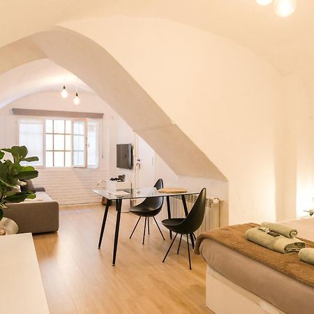 Casa Besalu Estudio En El Centro Del Pueblo Luaran gambar