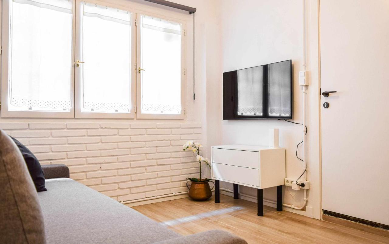 Casa Besalu Estudio En El Centro Del Pueblo Luaran gambar