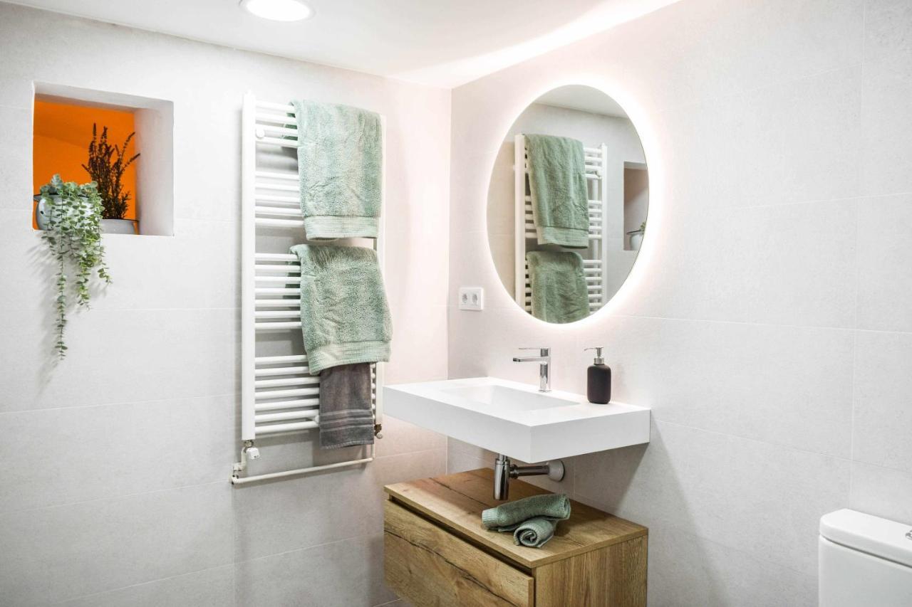 Casa Besalu Estudio En El Centro Del Pueblo Luaran gambar
