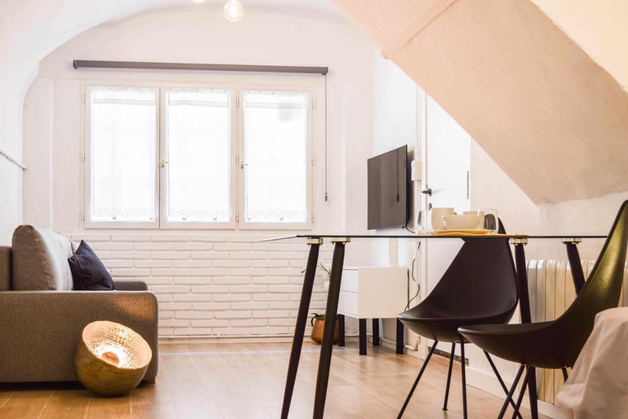 Casa Besalu Estudio En El Centro Del Pueblo Luaran gambar