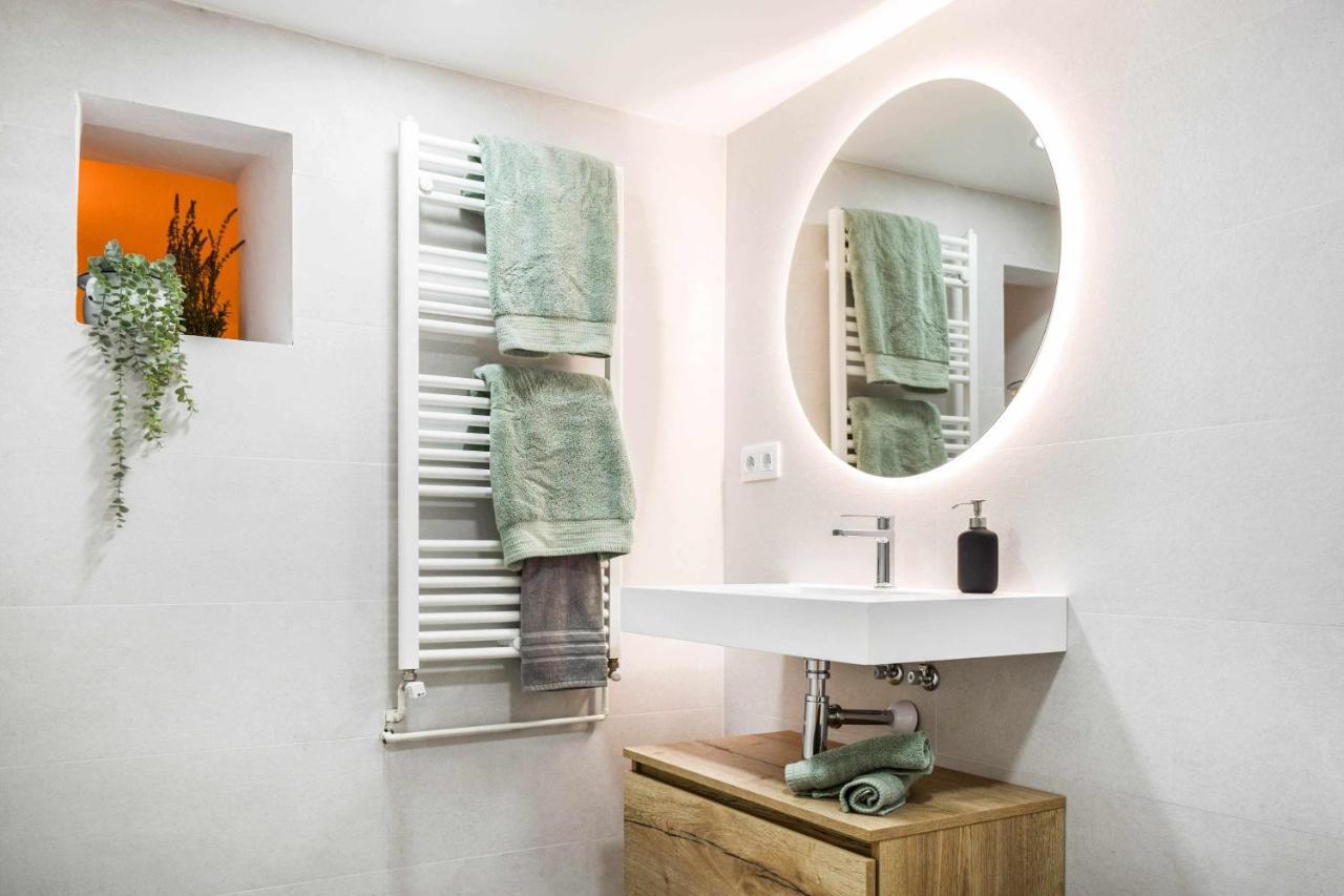 Casa Besalu Estudio En El Centro Del Pueblo Luaran gambar