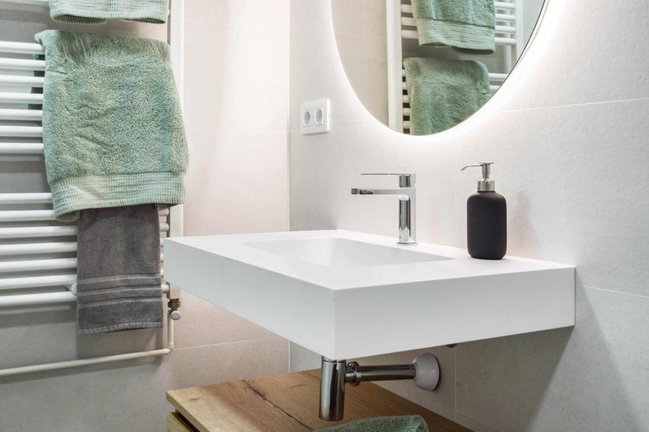 Casa Besalu Estudio En El Centro Del Pueblo Luaran gambar