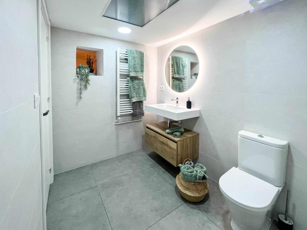 Casa Besalu Estudio En El Centro Del Pueblo Luaran gambar