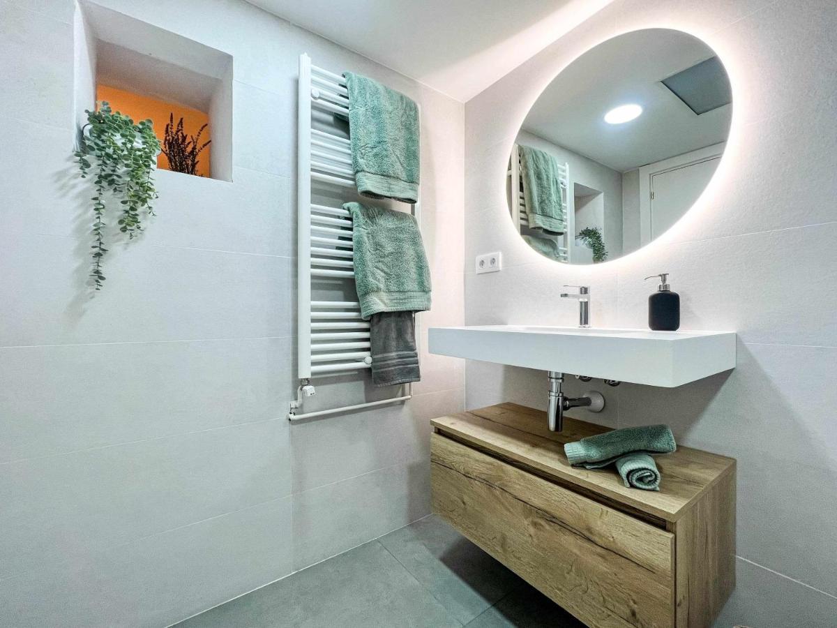 Casa Besalu Estudio En El Centro Del Pueblo Luaran gambar