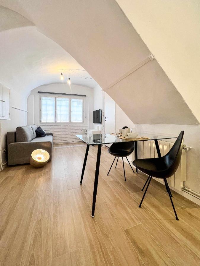 Casa Besalu Estudio En El Centro Del Pueblo Luaran gambar