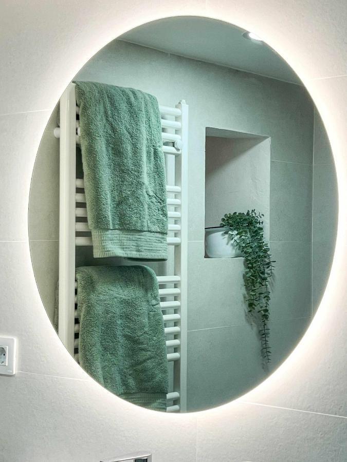 Casa Besalu Estudio En El Centro Del Pueblo Luaran gambar