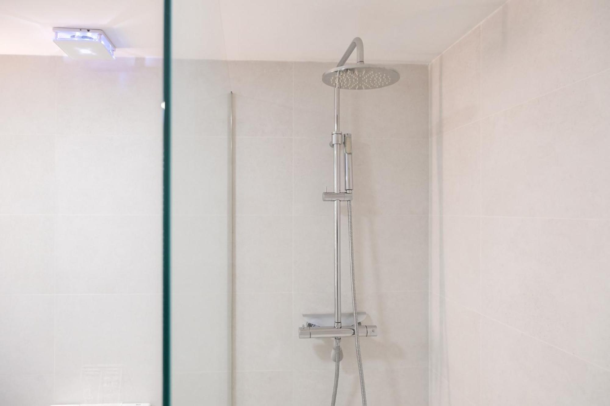 Casa Besalu Estudio En El Centro Del Pueblo Luaran gambar