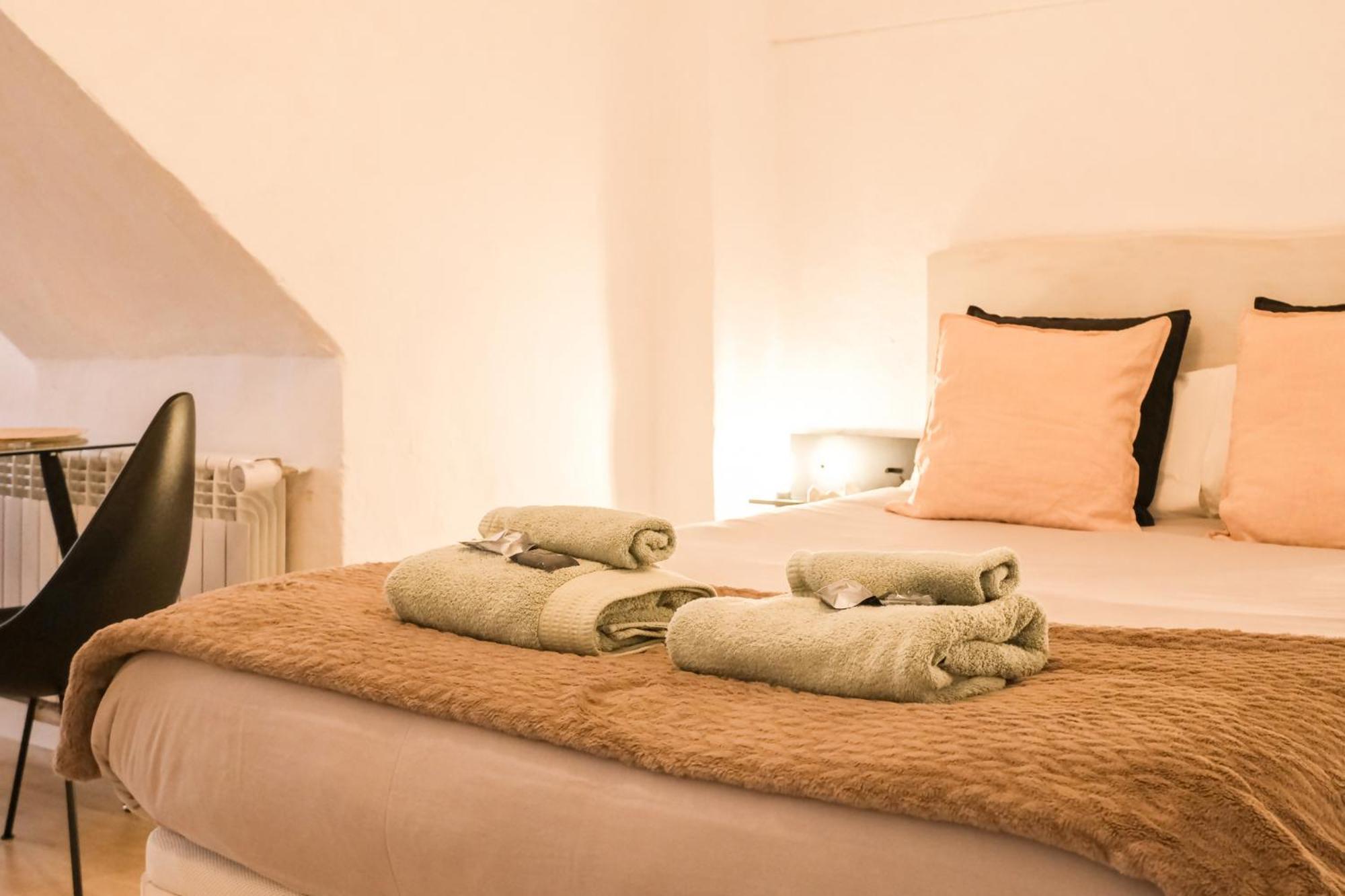 Casa Besalu Estudio En El Centro Del Pueblo Luaran gambar
