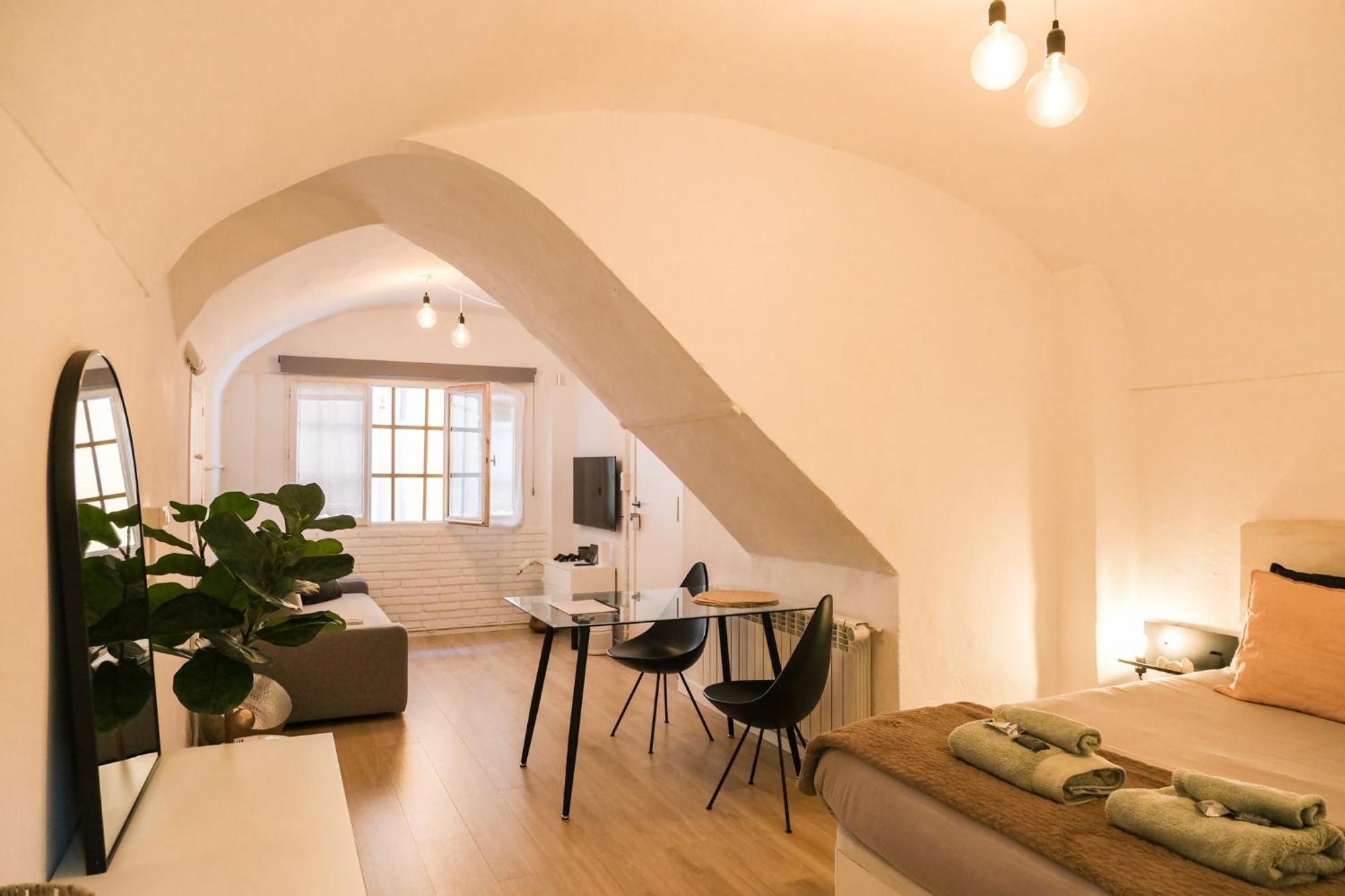 Casa Besalu Estudio En El Centro Del Pueblo Luaran gambar